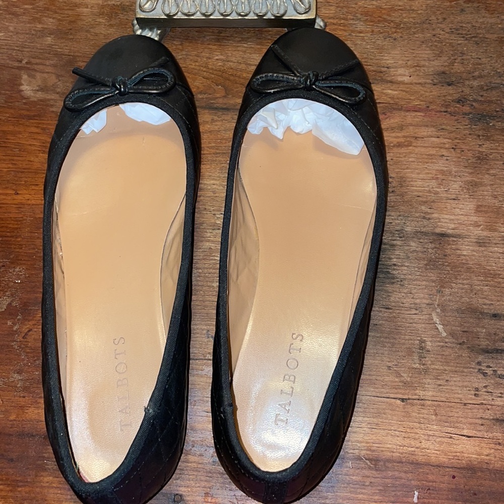 Gorgeous classy black quilted black leather flats. Size 8.5 excellent condition.